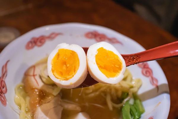 ▲▼晚來了吃不到！日本藏身暗巷米其林拉麵，會黏唇的濃厚系雞白湯。（圖／部落客美熊提供）