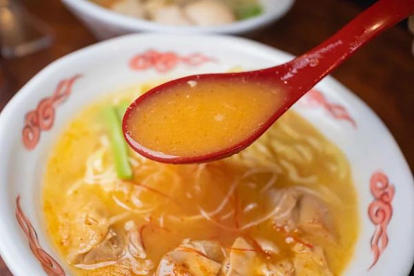 ▲▼晚來了吃不到！日本藏身暗巷米其林拉麵，會黏唇的濃厚系雞白湯。（圖／部落客美熊提供）