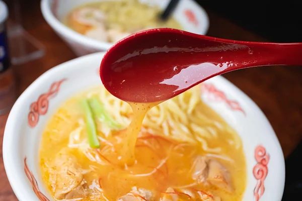 ▲▼晚來了吃不到！日本藏身暗巷米其林拉麵，會黏唇的濃厚系雞白湯。（圖／部落客美熊提供）