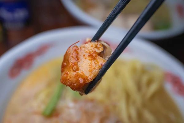 ▲▼晚來了吃不到！日本藏身暗巷米其林拉麵，會黏唇的濃厚系雞白湯。（圖／部落客美熊提供）