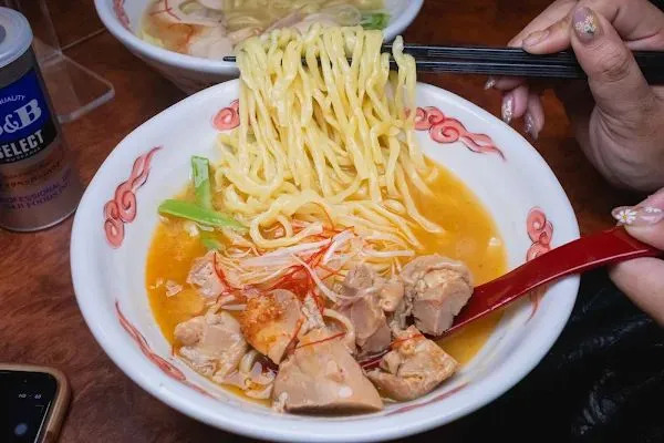 ▲▼晚來了吃不到！日本藏身暗巷米其林拉麵，會黏唇的濃厚系雞白湯。（圖／部落客美熊提供）