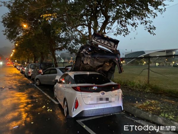 ▲▼男子駕駛白色車撞毀3車，還扛起1輛黑色車，辯稱恍神造成。（圖／民眾提供，下同）