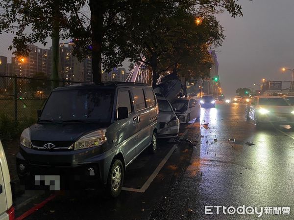 ▲▼男子駕駛白色車撞毀3車，還扛起1輛黑色車，辯稱恍神造成。（圖／民眾提供，下同）