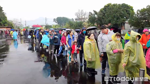 ▲竹山紫南宮於新年元旦辦理錢母發贈活動，傳出75歲婦人排隊時昏倒往生的憾事。（圖／記者高堂堯攝、翻攝）