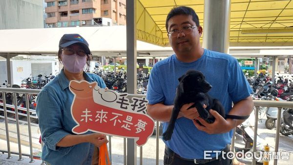 ▲▼動保處全年度不間斷的推出認養措施，其中以「公益櫥窗」計畫結合寵物業者，及辦理「為毛小孩找一個家」認養見面會，為流浪動物找尋幸福的家。（圖／記者吳世龍翻攝）