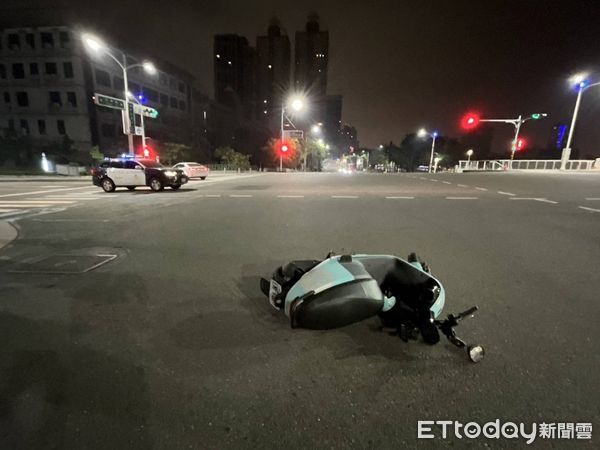 ▲直行機車遭左轉車輛撞擊後，又被另一部休旅車輾過。（圖／記者許宥孺翻攝）