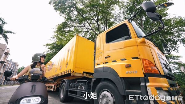 ▲▼為防止大型車視野盲區引發的交通事故，高雄市警局交通警察大隊特別委託專業團隊，拍攝宣導短片，提醒大型車司機及市民注意大型車視野盲區。（圖／記者吳世龍翻攝）