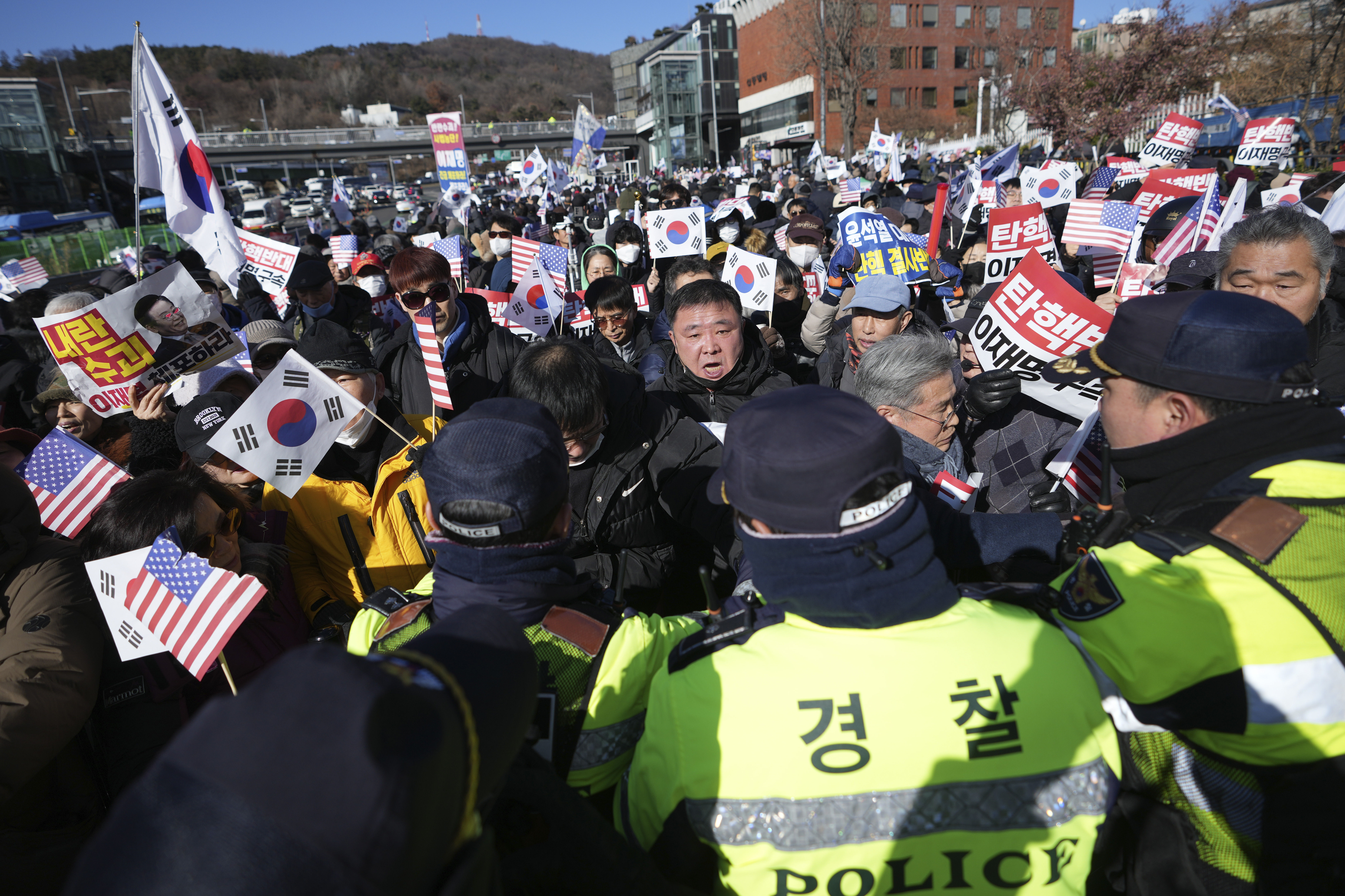 ▲▼南韓總統官邸前聚集許多手持美國、南韓國旗的保守派群眾，他們支持尹錫悅，大喊「反對彈劾」、「逮捕李在明」。（圖／達志影像／美聯社）