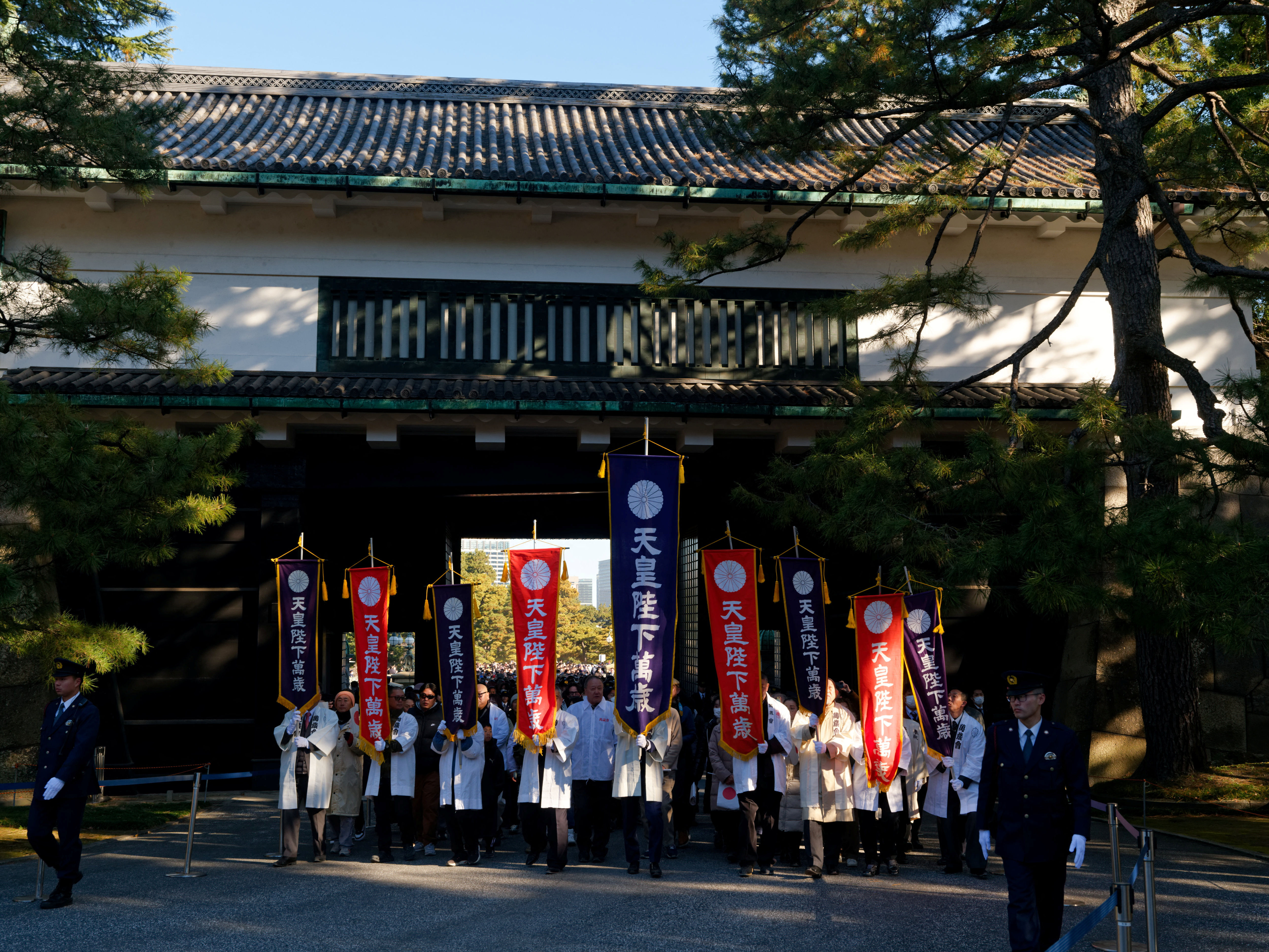 ▲▼德仁天皇夫婦、明仁上皇夫婦、秋篠宮文仁親王一家出席新年一般參賀，站在長和殿陽台向民眾揮手致意。（圖／路透）