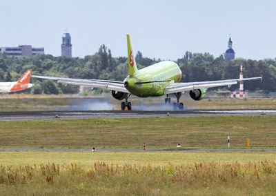 俄羅斯A321客機降落衝出跑道　機上載79乘客