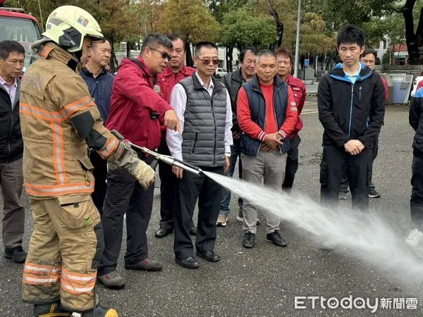 ▲台南市消防局2日獲嘉義縣消防局邀請，前往展示全國首創研發之幫浦消防車，將改裝完成後的車輛駛至嘉義縣消防局供實際觀摩。（圖／記者林東良翻攝，下同）