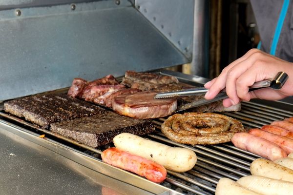 ▲▼清水這家40年烤物天堂！爆漿貢丸、鮑魚、斑甲到沙朗牛全都有。（圖／飛天璇的口袋提供）