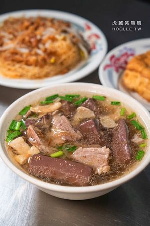 ▲▼鳳山70年無名老店！招牌肝連肉豬血湯清爽甘醇，必點肉羹和米粉炒。（圖／部落客虎麗提供）