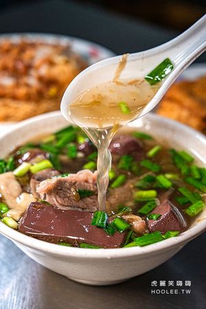 ▲▼鳳山70年無名老店！招牌肝連肉豬血湯清爽甘醇，必點肉羹和米粉炒。（圖／部落客虎麗提供）