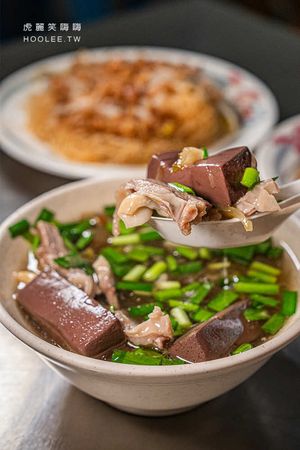 ▲▼鳳山70年無名老店！招牌肝連肉豬血湯清爽甘醇，必點肉羹和米粉炒。（圖／部落客虎麗提供）