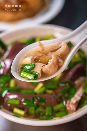 ▲▼鳳山70年無名老店！招牌肝連肉豬血湯清爽甘醇，必點肉羹和米粉炒。（圖／部落客虎麗提供）
