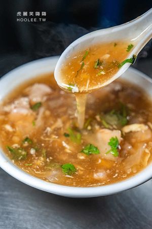 ▲▼鳳山70年無名老店！招牌肝連肉豬血湯清爽甘醇，必點肉羹和米粉炒。（圖／部落客虎麗提供）