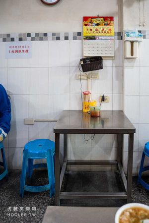 ▲▼鳳山70年無名老店！招牌肝連肉豬血湯清爽甘醇，必點肉羹和米粉炒。（圖／部落客虎麗提供）