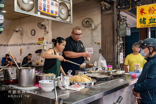 ▲▼鳳山70年無名老店！招牌肝連肉豬血湯清爽甘醇，必點肉羹和米粉炒。（圖／部落客虎麗提供）