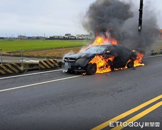 ▲台南市後壁區長短樹近南85與南85-1線交叉口，2日上午發生火燒車事故，消防人員射水搶救。（圖／民眾提供，下同）