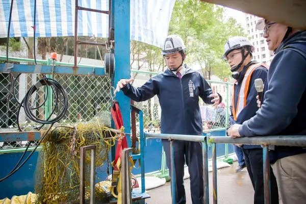 ▲代理市長邱臣遠視察慈濟路與埔頂一路污水下水道工程。（圖／新竹市政府提供）