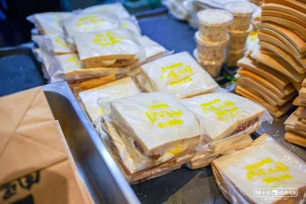 ▲▼凌晨營業台中肉蛋吐司創始店，強調只使用台灣新鮮溫體豬肉。（圖／部落客陳小可提供）