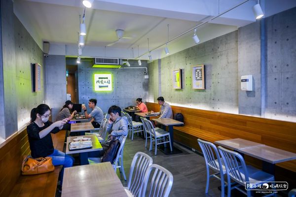 ▲▼凌晨營業台中肉蛋吐司創始店，強調只使用台灣新鮮溫體豬肉。（圖／部落客陳小可提供）