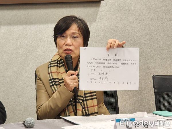 ▲▼內政部長劉世芳拿出史雪燕就職議員誓詞。（圖／記者陳家祥攝）