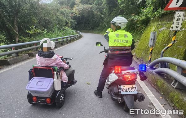 ▲員警協助阿嬤圓夢。（圖／記者楊漢聲翻攝）