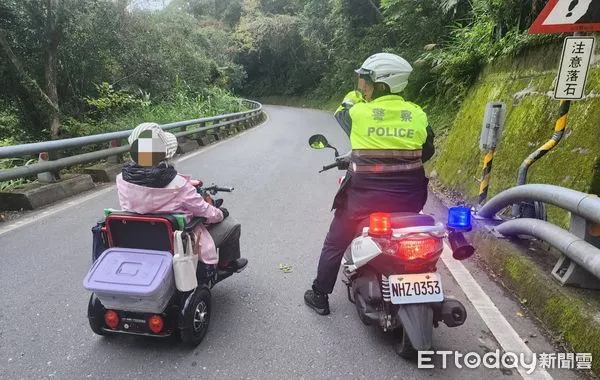 ▲員警協助阿嬤圓夢。（圖／記者楊漢聲翻攝）