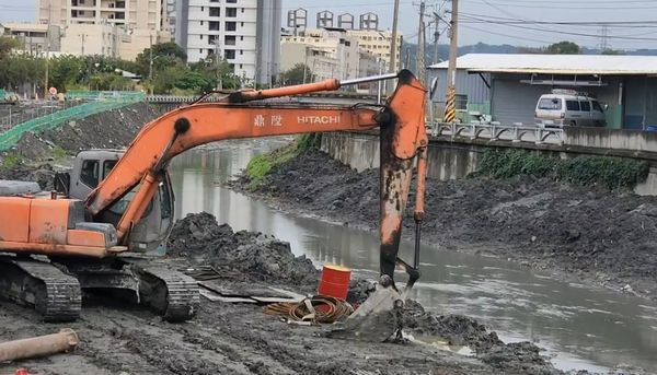 ▲大埔截水溝封閉施工，彰化機車騎士逆向硬闖。（圖／民眾 縣府提供）