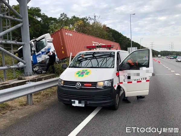 ▲▼國3貨櫃車衝出邊坡，駕駛顱內出血ICU搶救中。（圖／民眾提供，下同）