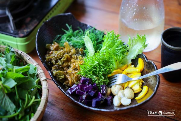 ▲▼鐵路旁的山林饗宴！花蓮原民竹坊無菜單料理　山羌肉和烤竹雞在地風味。（圖／陳小可的吃喝玩樂提供）