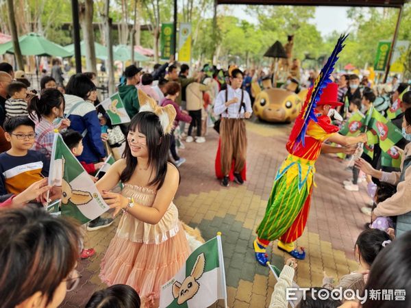 ▲台南頑皮世界野生動物園的年度盛事「第三屆大統領選拔賽」結果揭曉，人氣王水豚「豚寶」以壓倒性的34498票，連任2025年度頑皮世界大統領。（圖／記者林東良翻攝，下同）