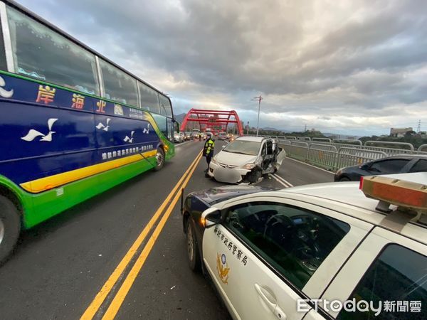 ▲▼             新北關渡橋4車連環撞。（圖／記者陳以昇翻攝，下同）