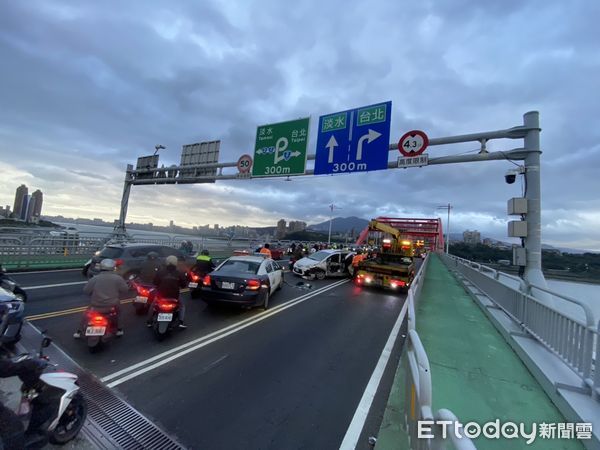 ▲▼             新北關渡橋4車連環撞。（圖／記者陳以昇翻攝，下同）