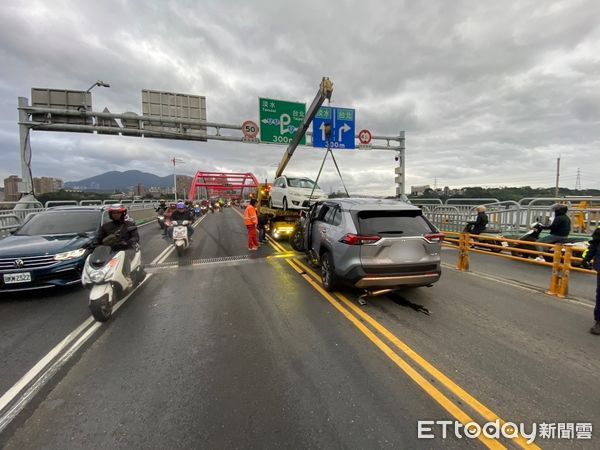 ▲▼             新北關渡橋4車連環撞。（圖／記者陳以昇翻攝，下同）