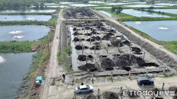 ▲台南地檢署偵辦綠能環保犯罪集團，共查獲以許姓犯嫌等91人涉嫌以建築廢棄物非法掩埋在台南多處綠能太陽光電場基地等場域，查出該環保組織犯罪集團至少不法獲利共超過5億元，嚴重污染台南市土地及破壞國土環境。（圖／記者林東良翻攝，下同） 