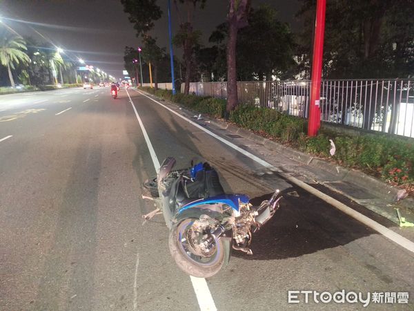 ▲屏東市高屏大橋發生機車自小客車事故             。（圖／記者陳崑福翻攝）