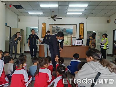 東港東光附幼參訪警分局　驚奇體驗波麗士工作