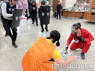 九頭身警花變身劫匪！落網驚見超胸車頭燈　網狂讚：流量密碼