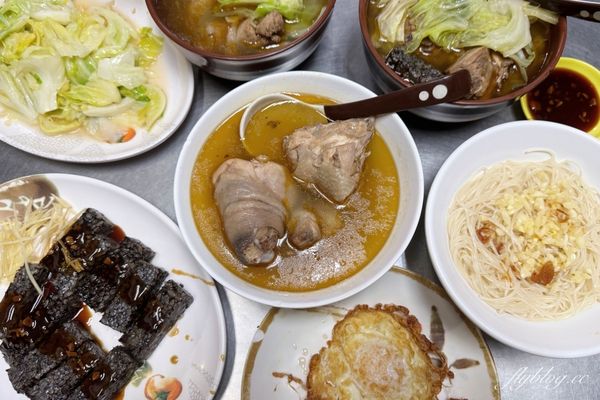 ▲▼大鍋炒的台中麻油雞，冬天一到天天客滿，路邊排隊也甘之如飴。（圖／部落客飛天璇提供）