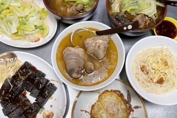 ▲▼大鍋炒的台中麻油雞，冬天一到天天客滿，路邊排隊也甘之如飴。（圖／部落客飛天璇提供）