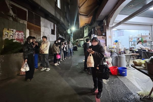 ▲▼大鍋炒的台中麻油雞，冬天一到天天客滿，路邊排隊也甘之如飴。（圖／部落客飛天璇提供）