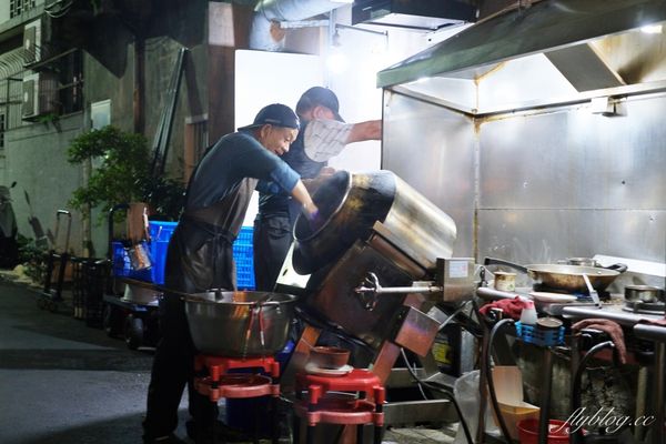 ▲▼大鍋炒的台中麻油雞，冬天一到天天客滿，路邊排隊也甘之如飴。（圖／部落客飛天璇提供）