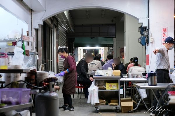 ▲▼大鍋炒的台中麻油雞，冬天一到天天客滿，路邊排隊也甘之如飴。（圖／部落客飛天璇提供）