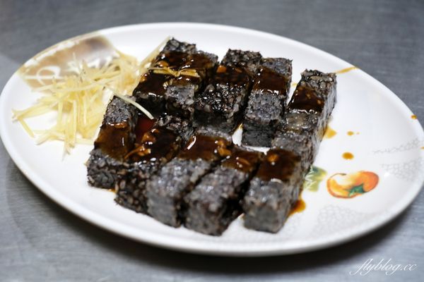▲▼大鍋炒的台中麻油雞，冬天一到天天客滿，路邊排隊也甘之如飴。（圖／部落客飛天璇提供）