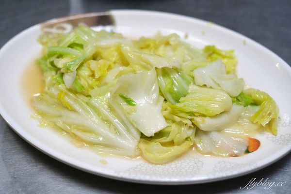 ▲▼大鍋炒的台中麻油雞，冬天一到天天客滿，路邊排隊也甘之如飴。（圖／部落客飛天璇提供）