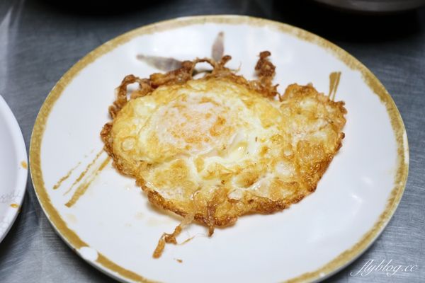 ▲▼大鍋炒的台中麻油雞，冬天一到天天客滿，路邊排隊也甘之如飴。（圖／部落客飛天璇提供）