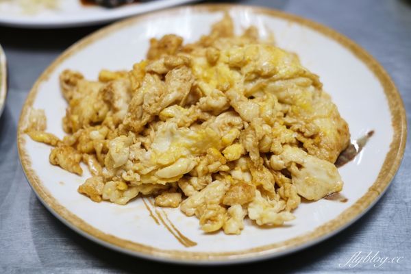 ▲▼大鍋炒的台中麻油雞，冬天一到天天客滿，路邊排隊也甘之如飴。（圖／部落客飛天璇提供）